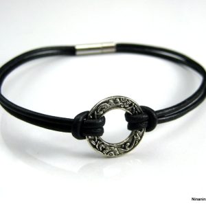 Bracelet homme cordon cuir noir disque métal argenté