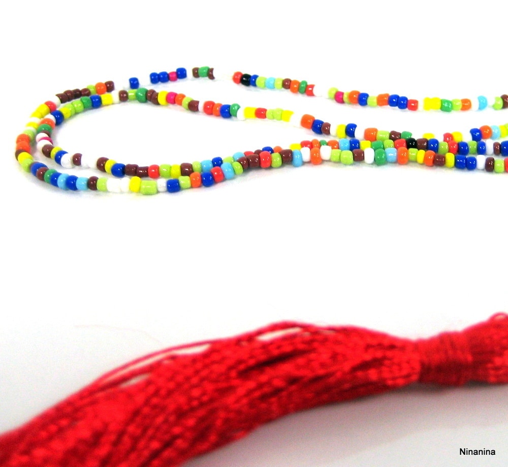 Collier perles multicolores et pompon rouge – Image 6