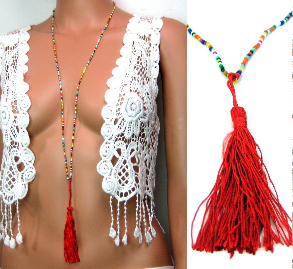 Collier perles multicolores et pompon rouge – Image 3