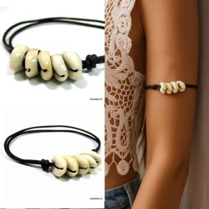 Bracelet de biceps femme artisanal coquillages cauris blancs cordon cuir réglable noeuds coulissants