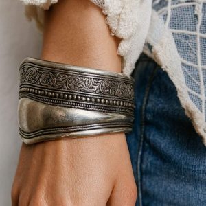 Bracelet tibétain femme artisanal en laiton argenté ajustable avec motif double