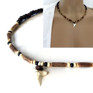 Collier ethnique pendentif Dent de requin perles bois
