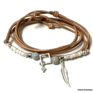 Bracelet artisanal multi tours Aigue Marine et rocaille blanche – pendentif plume argent 925 et cordon cuir