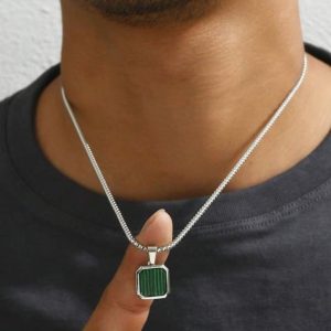 Collier pendentif carré vert artisanal pour homme avec chaine en acier inoxydable argenté