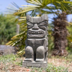 Statua tiki da 50 cm in pietra vulcanica naturale, giardino esterno, Polinesia – Guerriero